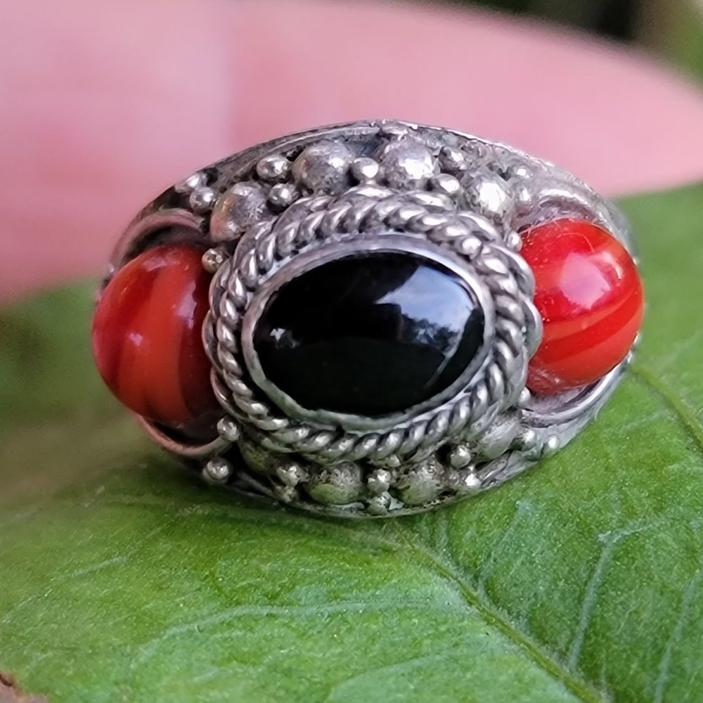 Vintage Southwest ornate red and black stone 925 sterling silver ring